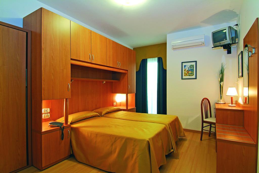 Hotel Garni Losanna 비비오네 객실 사진