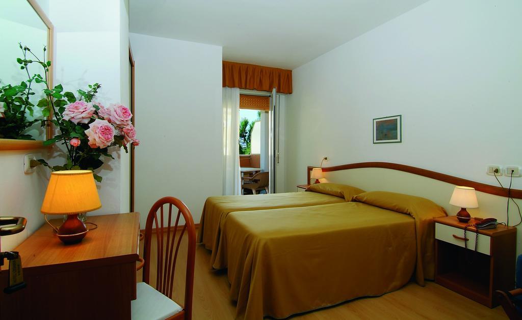 Hotel Garni Losanna 비비오네 객실 사진